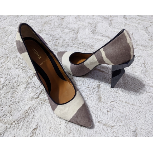🚫SOLD🆕FENDI White & Taupe Cowhide Heels pumps - Picture 2 of 8